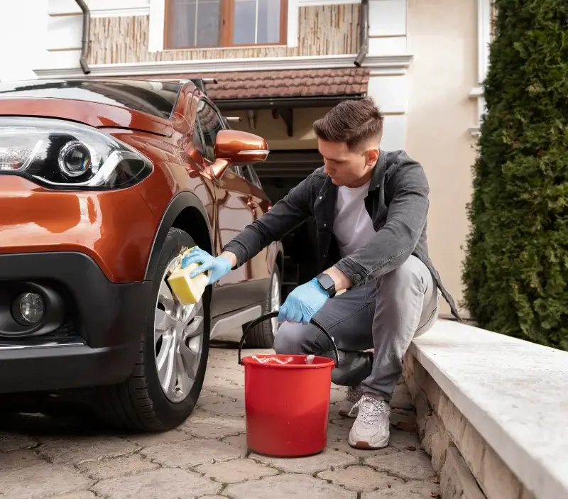 Lavage auto à domicile Ferrière-sur-Beaulieu : professionnel intervenant sur un véhicule